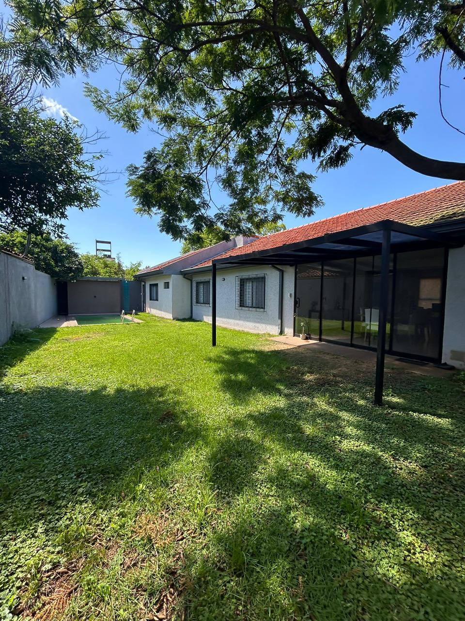 CASA MODERNA CON PISCINA Y QUINCHO 3